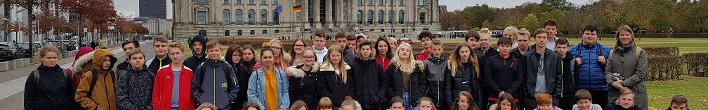 Die Klassen 9G, 10M1 und 10M2 vor dem Reichstag
