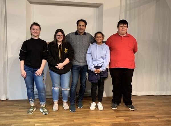 Raeid Meri von KIWI CARE mit Projektteilnehmern der Mittelschule Wörth