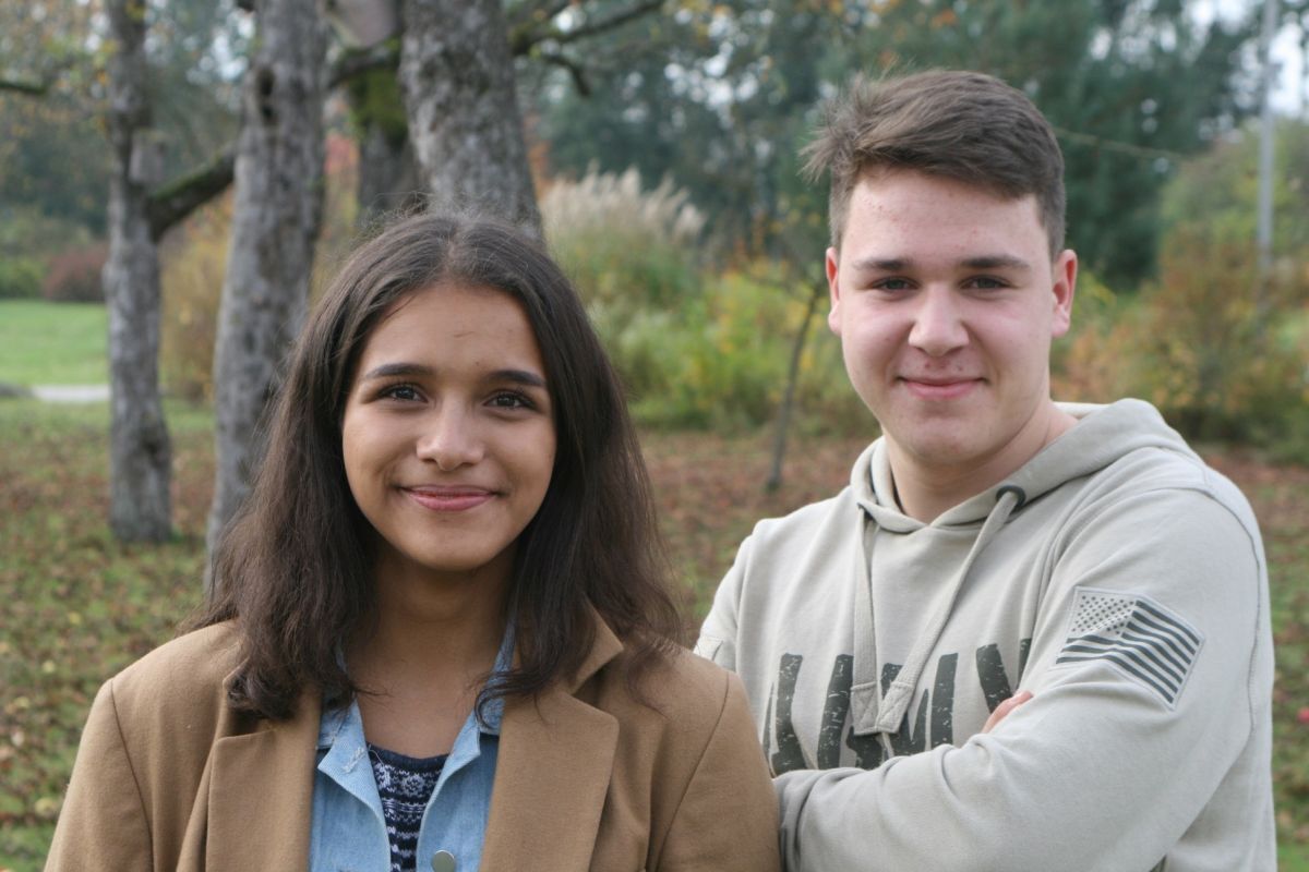 Die neu gewählte Bezirksschülersprecherin für die Mittelschulen Immanuella Leo von der Pfalzgraf-Mittelschule-Vohenstrauß und ihr Stellvertreter Martin Koller von der Mittelschule Wörth an der Donau.