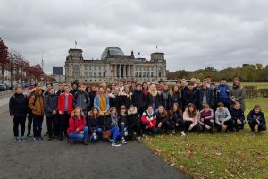 Die Klassen 9G, 10M1 und 10M2 vor dem Reichstag