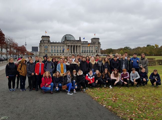 Die Klassen 9G, 10M1 und 10M2 vor dem Reichstag